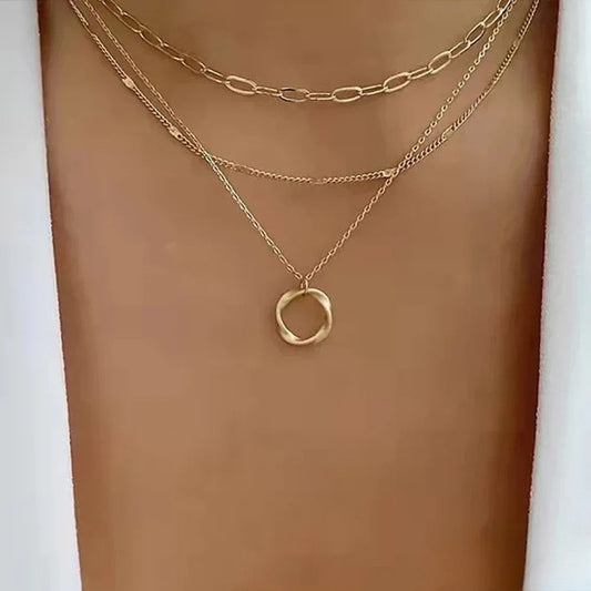 Collar dorado retro en capas