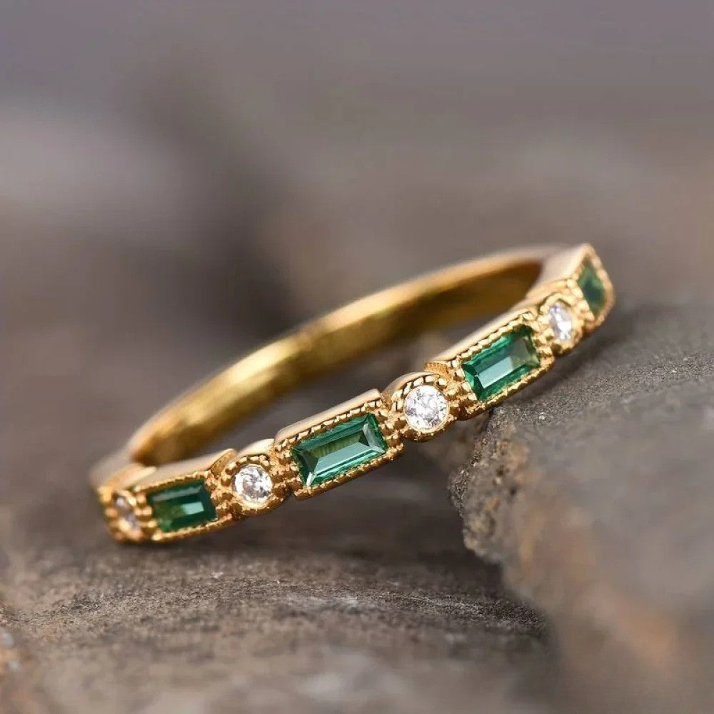 Anillo dorado retro de zirconia verde con incrustación