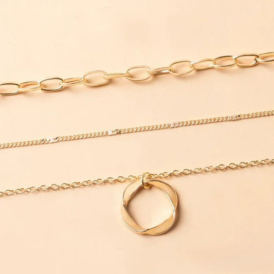 Collar dorado retro en capas