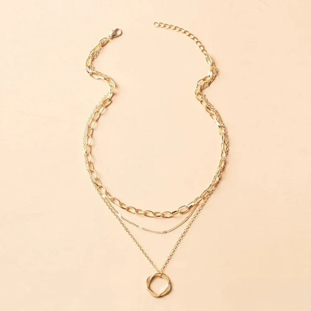 Collar dorado retro en capas